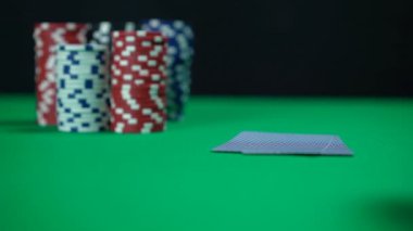 Zayıf el tutan Poker oyuncusu, kazanma şansı düşük, şanssız oyun