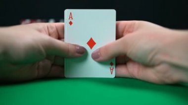 Poker oyuncusu as, iyi el, kazanma şansı, şans bir çift gösteren