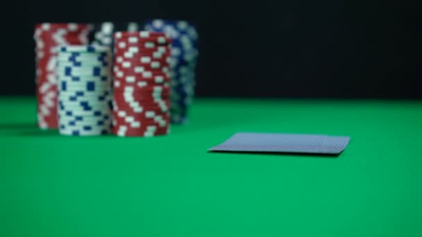 Un par de ases, cartas de la suerte. Jugador de poker revisando la mano antes de hacer apuestas — Vídeo de stock