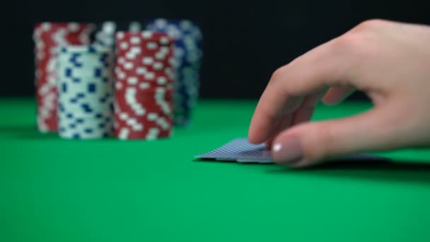 Escalera real, la mejor combinación de póquer, jugador con la mano ganadora. Éxito — Vídeo de stock