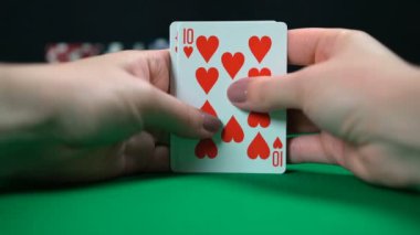 Poker oyuncusu elleri kraliyet floş ifşa, kazanan kartlar, başarılı strateji