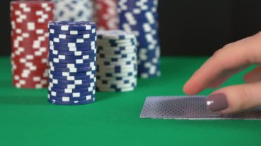 Başarılı poker kazanan el tutarak, kraliyet floş, oyun kazanan, yavaş hareket