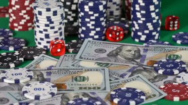 Poker oyuncusu aslar çifti ifşa, güçlü el, para kazanmak, başarılı bir oyun