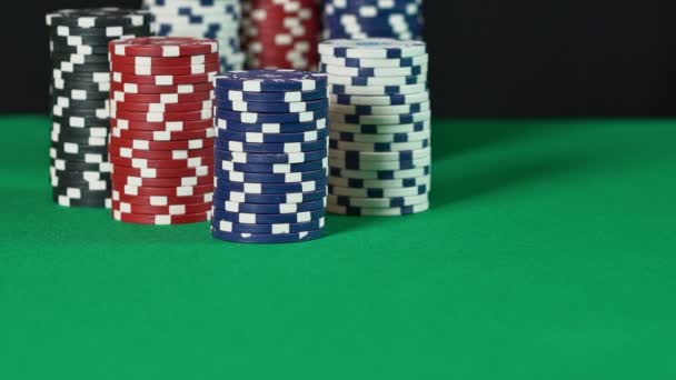 Gokker rollende dobbelstenen in slow motion, risico, gokken, kans op winnen — Stockvideo