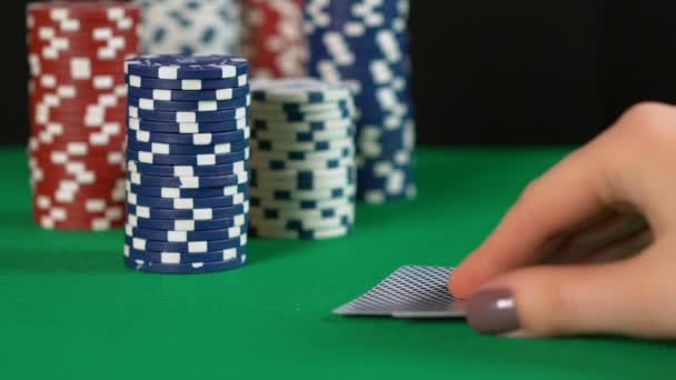 Перевірка карт гравця покеру, тузи, хороша рука, високий шанс на перемогу, повільний рух — стокове відео