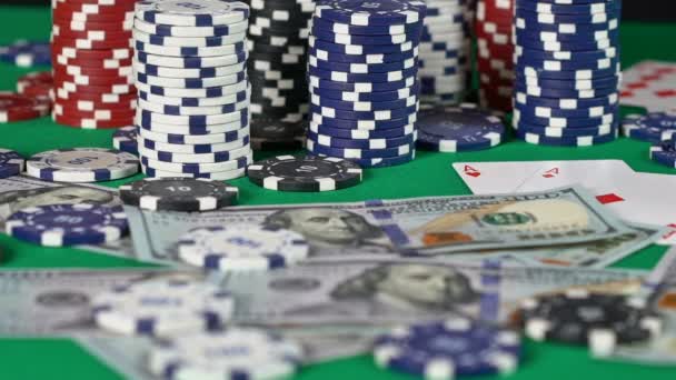 红色骰子落在赌场桌子上的钱和扑克筹码，赌博背景 — 图库视频影像