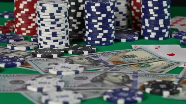 Giocatore che lancia dadi, soldi in gioco, prova fortuna, sfondo del casinò, gioco d'azzardo — Video Stock