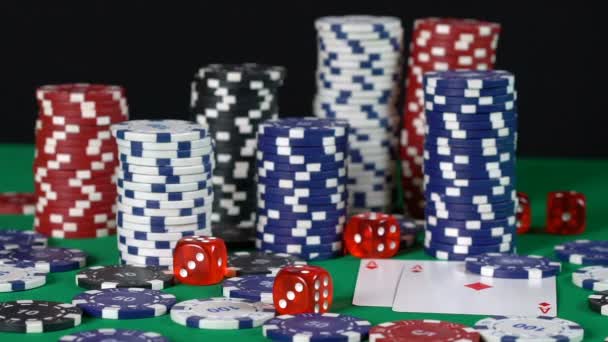 Деньги падают на стол казино с фишками для покера, замедленная съемка. Азартные игры — стоковое видео