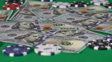 Casino masa, para ve poker fişleri arka plan üzerinde Kumarbaz haddeleme zar