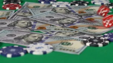 Kırmızı zar para üzerinde rulo, casino masada poker fişleri, kumar arka plan