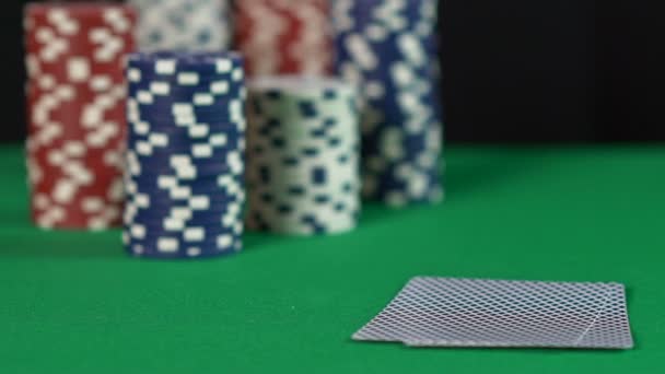 Гравець у покер тримає виграшну руку, пару асів, успішну гру, повільний рух — стокове відео