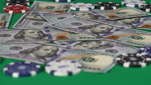 Παίκτης κυλώντας κόκκινα ζάρια πάνω από το τραπέζι του καζίνο, τυχερά παιχνίδια χρημάτων, προσπάθεια τύχη — Αρχείο Βίντεο