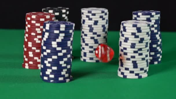 Dados cayendo sobre pilas de fichas de póquer, juegos de azar, ganar o perder dinero, cámara lenta — Vídeos de Stock
