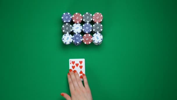 Jugador de póquer revelando escalera real, cartas de la suerte, juego exitoso. Vista superior — Vídeos de Stock