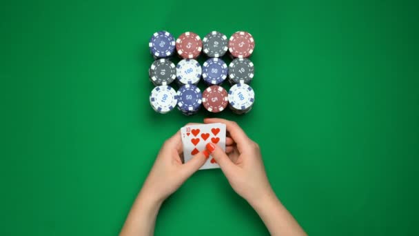 Женщина-игрок в покер показывает комбинацию флеш-рояль, большой выигрыш, вид сверху — стоковое видео