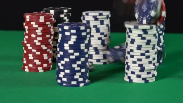 Фишки для покера падают на стол казино в замедленной съемке, на фоне азартных игр — стоковое видео