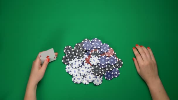 Игрок в покер делает большую ставку после проверки руки, олл-ин, азартные игры, вид сверху — стоковое видео