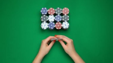 Güçlü el tutan Poker oyuncusu, as çifti, başarılı oyun, üst görünümü