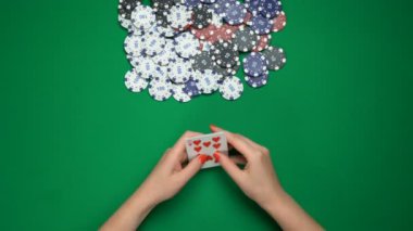 Pokerde Royal flush kombinasyonu, oyuncu kazanma, strateji, kumar, üst görünüm