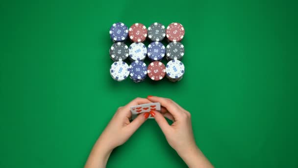 Покерные разборки, раскрытие комбинации королевского флеша, успех, вид сверху — стоковое видео