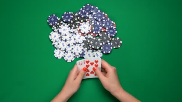 Ganhar dinheiro no poker, royal flush, vitória, jogo de sucesso, vista superior — Vídeo de Stock