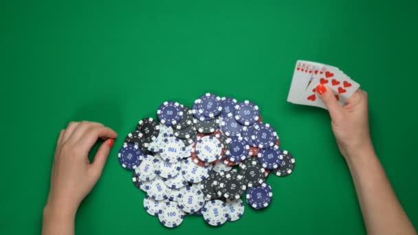 Poker speler Holding Royal Flush, Going all-in. succesvolle game, winnen — Stockvideo