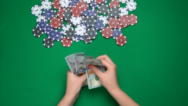 緑のカジノテーブル、大勝利、ポーカートーナメントでお金を数える女性の手 — ストック動画