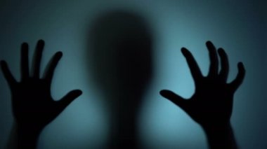 Cam arkasında ürkütücü hayalet yaratık, korku sahnesi siluet, yabancı