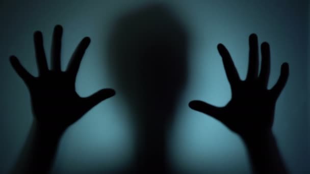 Deranged person convulsing behind the glass, psycho, spooky horror silhouette — Stock Video