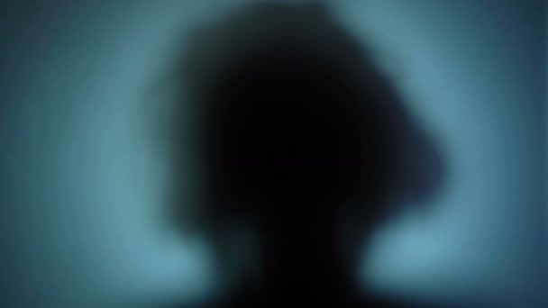 Mujer trastornada espeluznante detrás del cristal, paciente de una institución mental, psicópata — Vídeos de Stock
