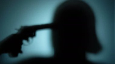 İntihar etmeyi düşünen çaresiz kadın, kafasına silah daya, depresyon