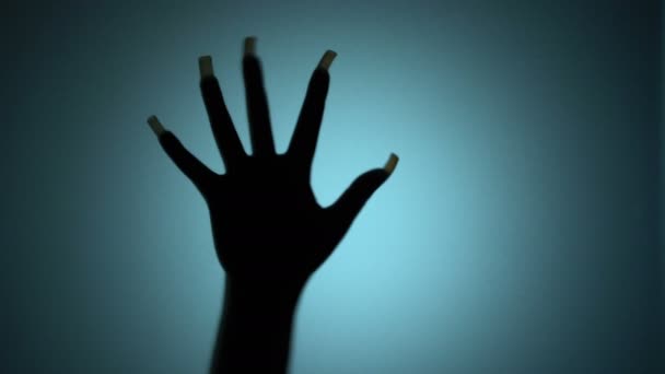 Gruselige Hand mit langen Nägeln, die auf Glas schlagen, Monster an der Tür, gruselige Szene — Stockvideo