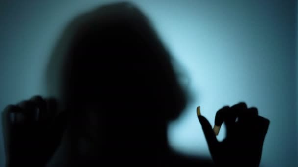 Сумасшедшая женщина с длинными кривыми ногтями бьет по стеклу, злая ведьма, призрак — стоковое видео