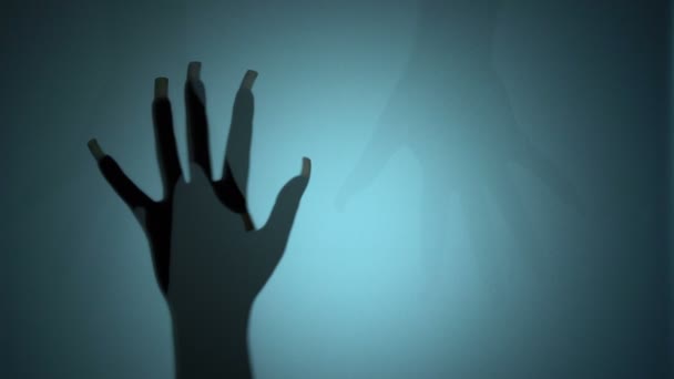 Horrorsequenz, gespenstische Hände, die an einem gespenstischen Ort auf Glas schlagen, Alptraum — Stockvideo
