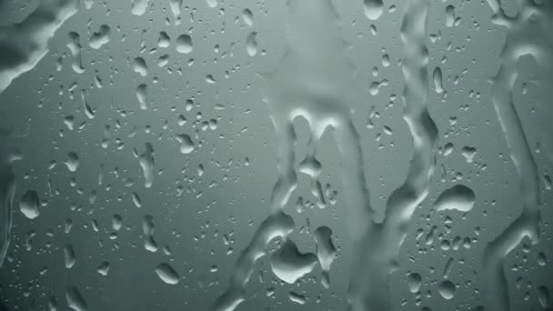 Chuva forte, close-up de gotas de chuva em vidro de janela, trovoada, mau tempo — Vídeo de Stock