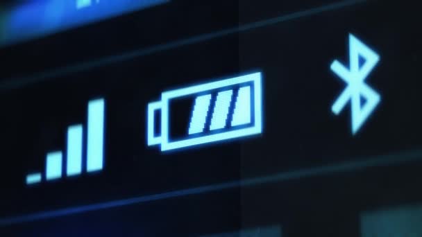 Піктограма акумулятора втрата заряду в панелі завдань, смартфон або ноутбук повідомлення — стокове відео