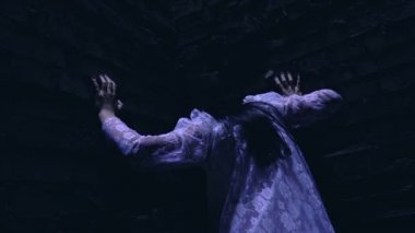 Karanlıkta sarsılan ele geçirilmiş kadın, şeytani ruh iletimi, cadılık.