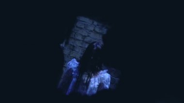 Kırık tuğla duvarın arkasındaki gizemli kadın hayalet, korkunç karanlık perili ev.