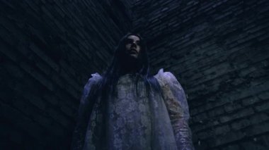 Etrafa bakınan tuhaf zombi kadın, perili evde korkunç bir hayalet, kabus.