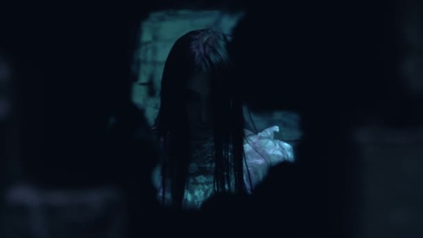 Mulher morta-viva aterradora olhando para a câmera, pesadelo casa assombrada, vista buraco — Vídeo de Stock