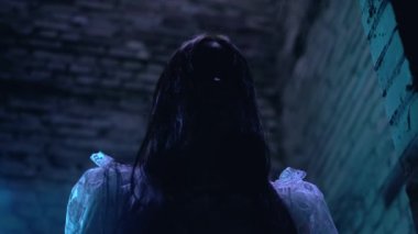 Terk edilmiş evde zombi bir kadın diriliyor, kötü yaratıklara saldırıyor.