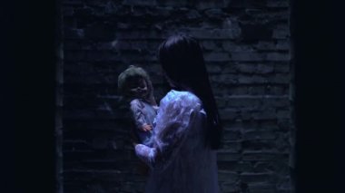 Gelinlikli çılgın kadın çirkin bebeği okşuyor, korkunç oyuncaklarla konuşuyor, gerilim filmi çekiyor.