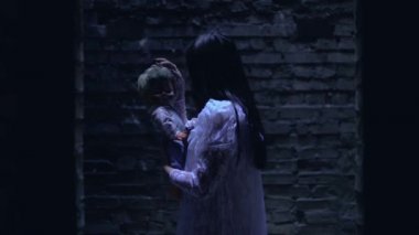 Çılgın zombi gelin oyuncak bebek, şizofreni ve akli dengesizlik fırlatıyor.