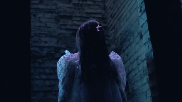 Вампірська наречена стоїть на місячному світлі, жахлива мертва істота в небезпечному місці — стокове відео