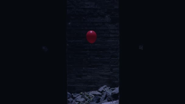 Un solo globo rojo en un edificio abandonado, símbolo de horror escalofriante, thriller — Vídeos de Stock