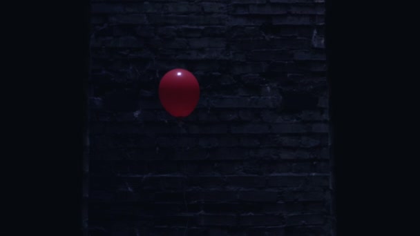 Κόκκινο μπαλόνι εμφανίζεται σε τρομακτικό σκοτεινό μέρος, σύμβολο του επερχόμενου κινδύνου, φρίκη — Αρχείο Βίντεο
