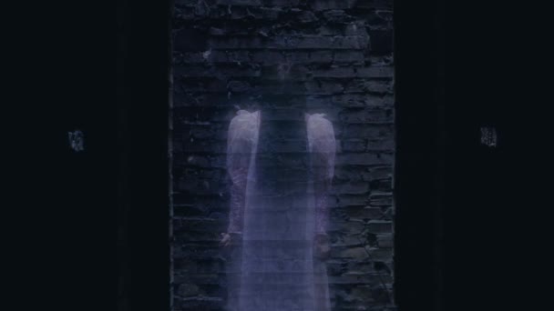 Fantasma della sposa morta che appare con il coltello in mano, fantasma spaventoso in casa infestata — Video Stock