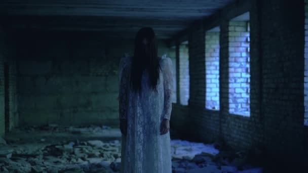 Fantasma horrible novia muerta en edificio demolido, cara malvada escondida en pelo negro — Vídeo de stock