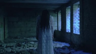 Karanlık terk edilmiş binada parlayan ölü gelinin korkunç hayaleti, kâbus.