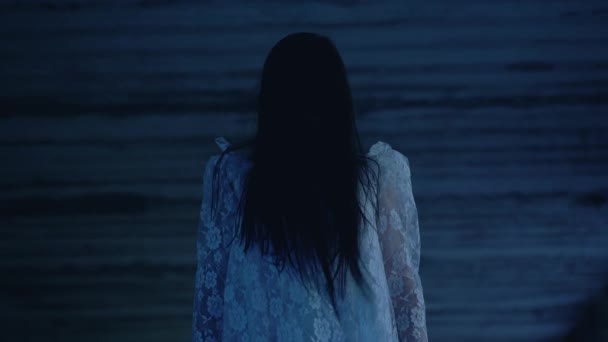 Omyndiga spöke står stilla i blåsigt spökhus, läskig atmosfär, skräck — Stockvideo